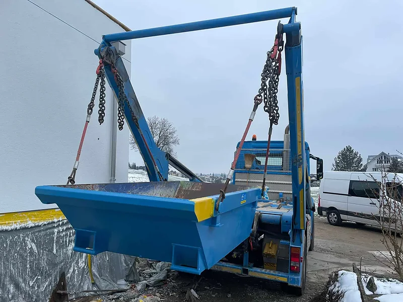 Muldenwagen hebt eine neu lackierte Welaki-Mulde