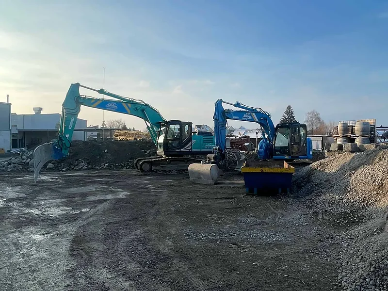 Zwei Bagger von Alb. Frei beim Aushub auf einer grossen Baustelle
