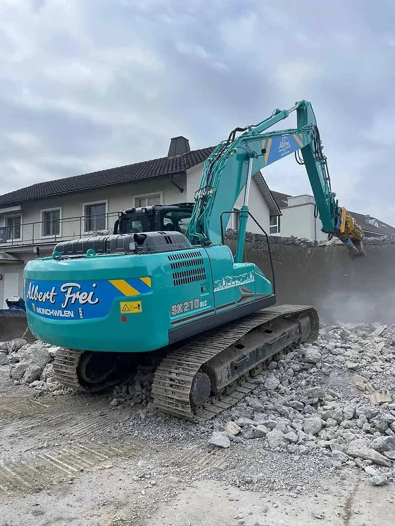 Kobelco-Bagger von Alb. Frei beim Rückbau an einem Wohnhaus