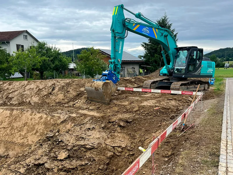 Kobelco SK210 beim Aushub für einen Neubau