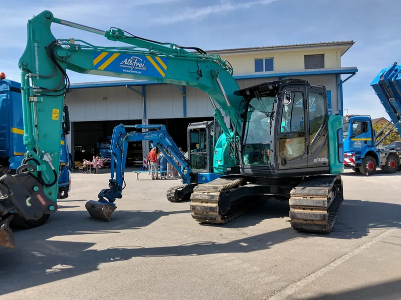Kobelco SK140SR und Minibagger vor dem Werkhof in Münchwilen