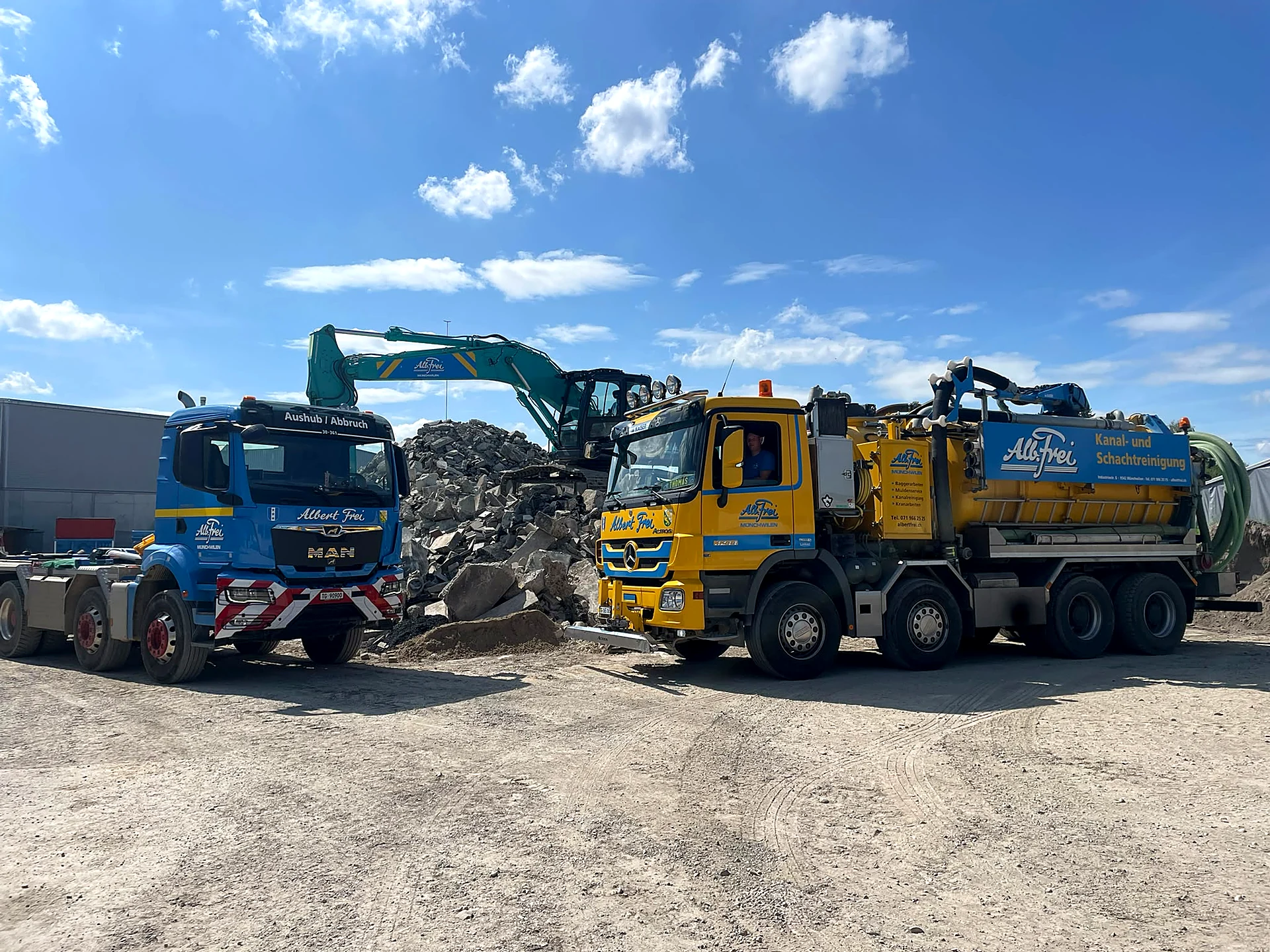 Lastwagen für Aushub und Abbruch, Bagger und Saug- und Spülwagen von Alb. Frei auf dem Werkhof in Münchwilen